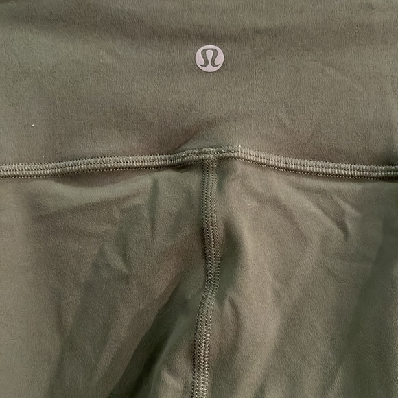 Ladies Cropped LULULEMON pants size 4 - Picture 3 of 5